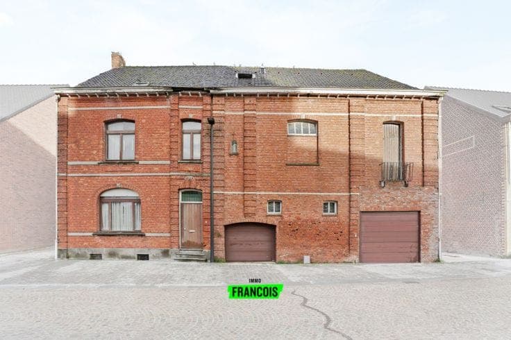 Very spacious house with shed in Reningelst.