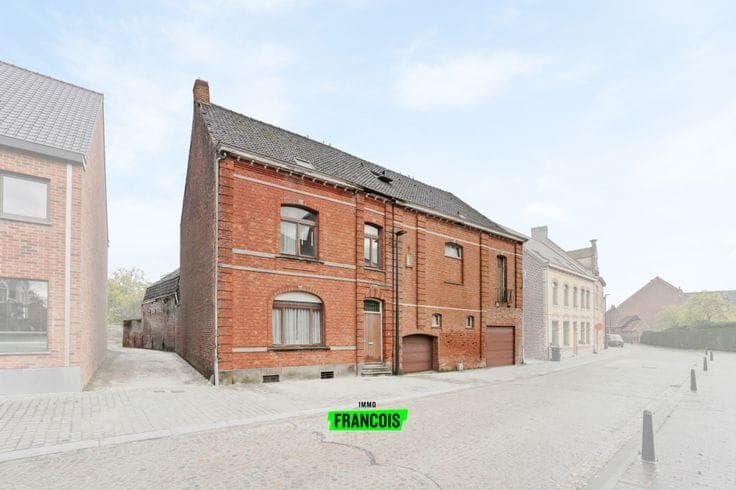 Very spacious house with shed in Reningelst.