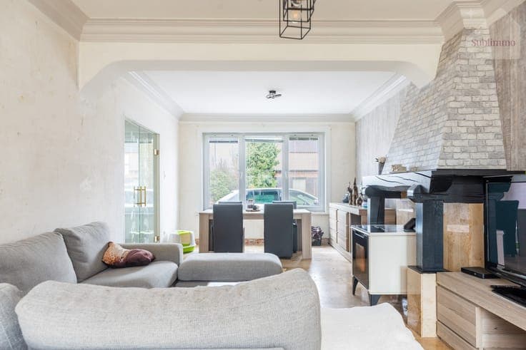 Halfopen bebouwing met 3 slaapkamers en ruime tuin (1.147...
