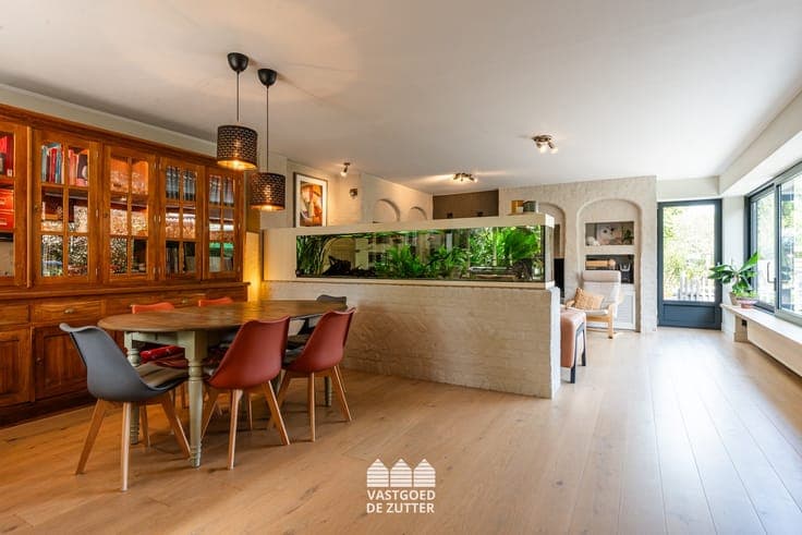 Ruime gerenoveerde woning met zwembad en prachtige tuin!