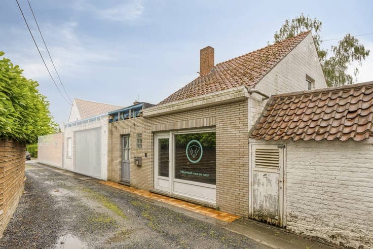 House to renovate with large garden and outbuilding in Heule