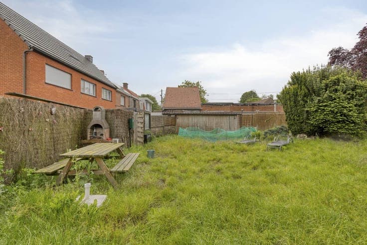 House to renovate with large garden and outbuilding in Heule