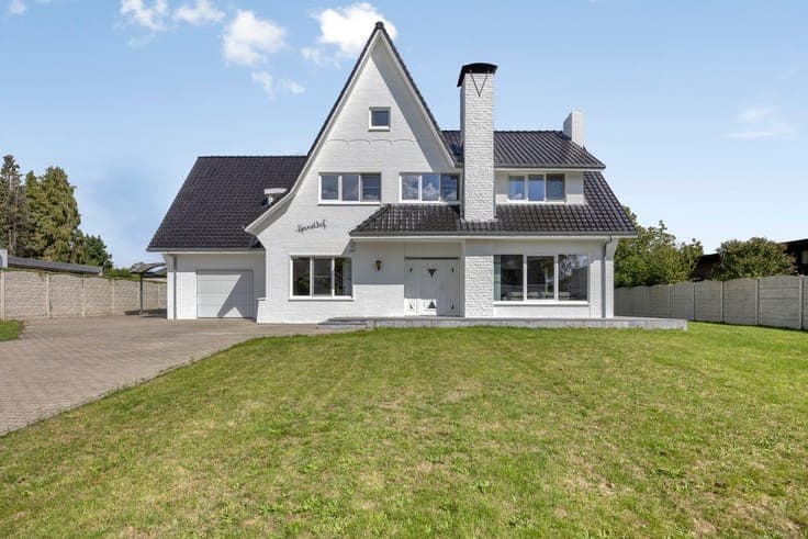 Instapklare gezinswoning met 5 slaapkamers op 16a 50ca in...