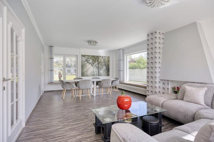 Instapklare gezinswoning met 5 slaapkamers op 16a 50ca in...