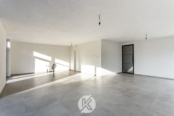 Halfopen nieuwbouwwoning met vlotte bereikbaarheid