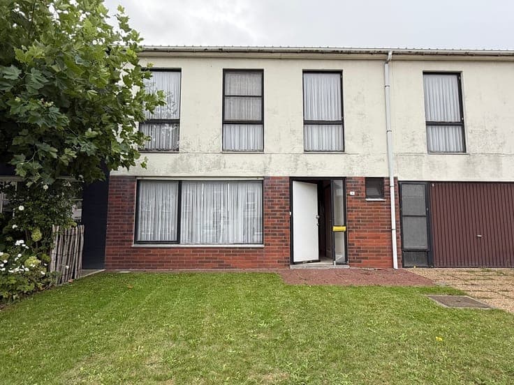 Spacious terraced house with 5 bedrooms and a south garden