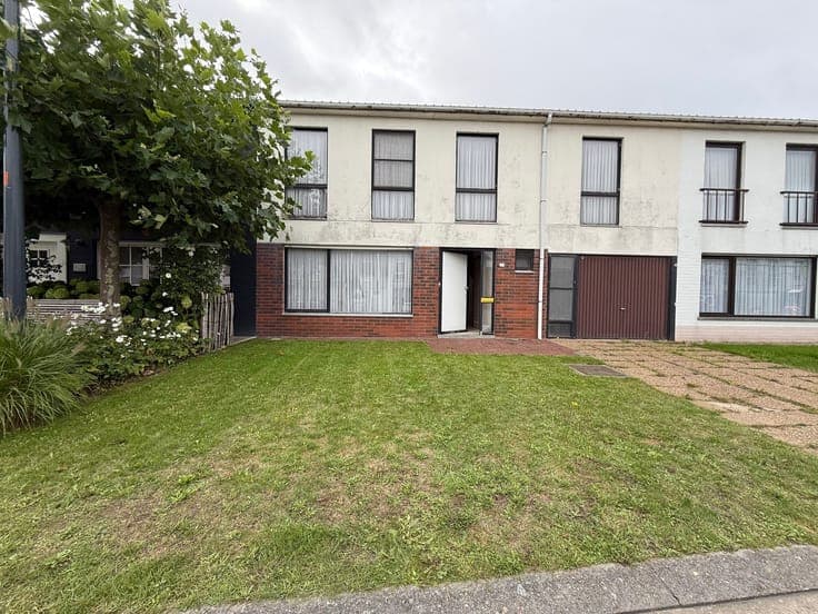 Spacious terraced house with 5 bedrooms and a south garden