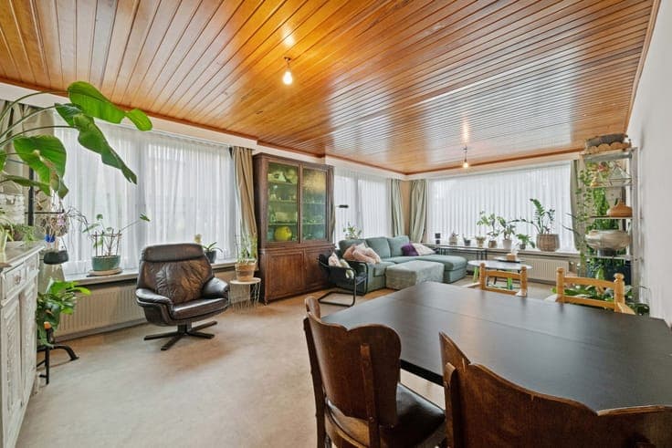Semi-detached 3 to 4-bedroom house with GARAGE and surround