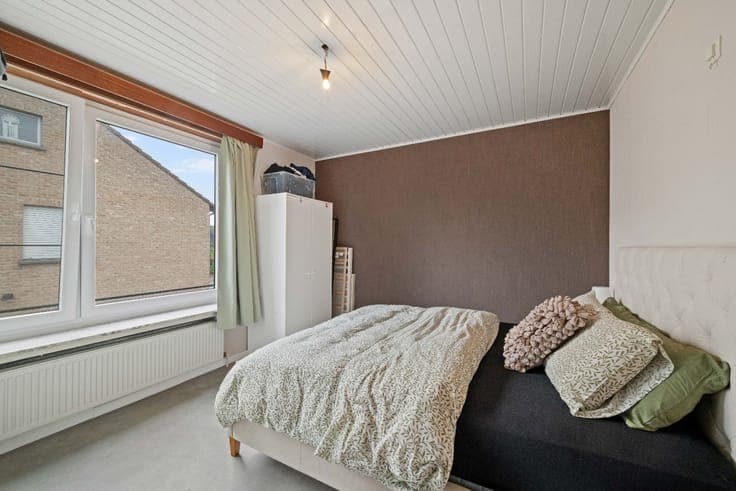Semi-detached 3 to 4-bedroom house with GARAGE and surround