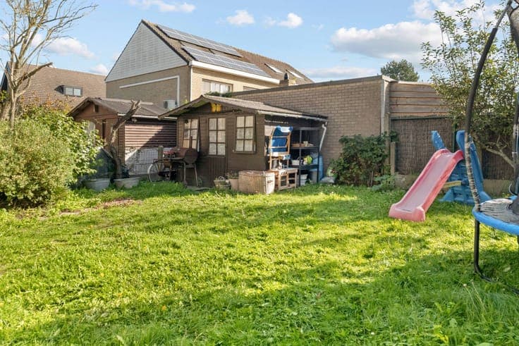 Semi-detached 3 to 4-bedroom house with GARAGE and surround