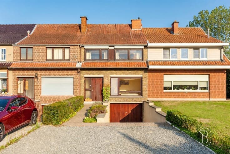 Spacious family home with 3 bedrooms, a yard, and a garage!