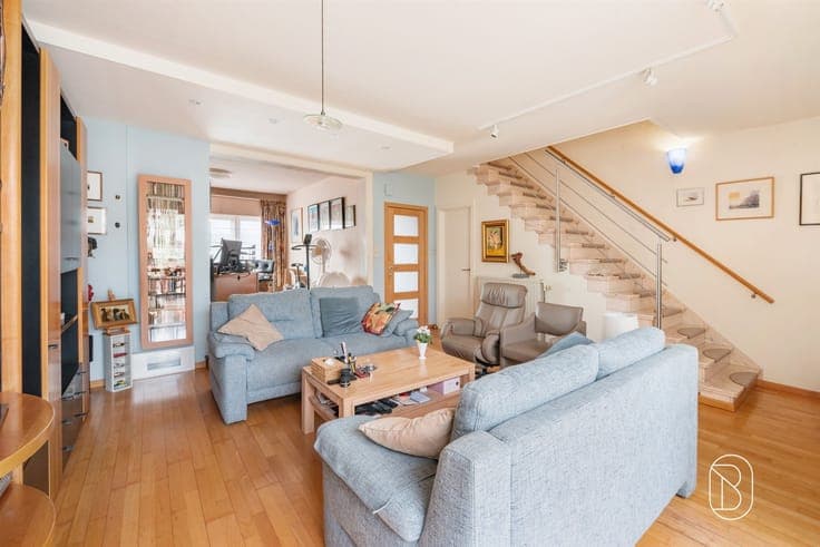 Spacious family home with 3 bedrooms, a yard, and a garage!