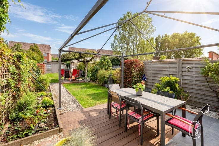 Spacious family home with 3 bedrooms, a yard, and a garage!