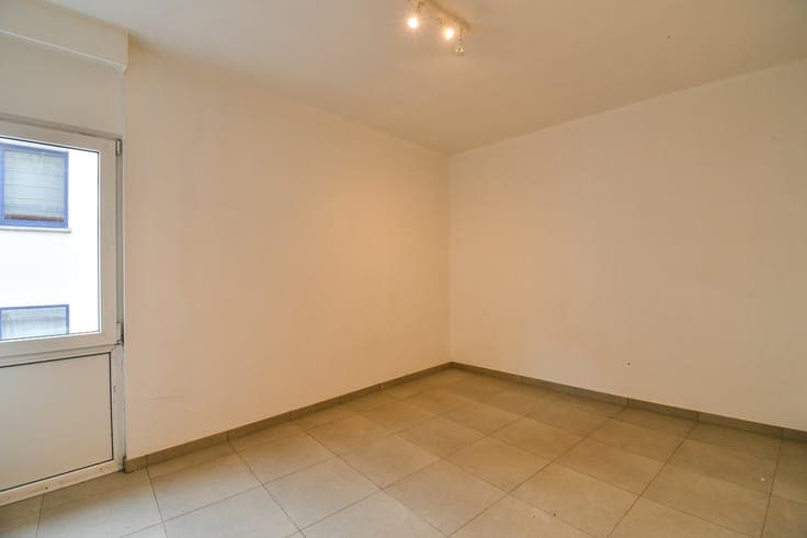 Investment property with 3 apartments and commercial space i