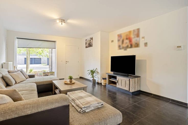 Ready to move in house with garden and garage in Roeselare f