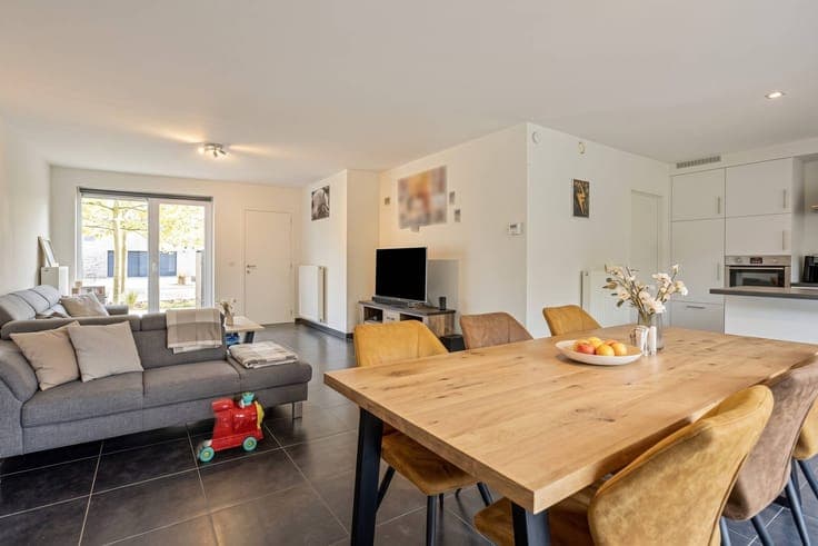 Ready to move in house with garden and garage in Roeselare f