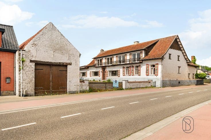 Charming farmhouse with lots of potential, in need of renova