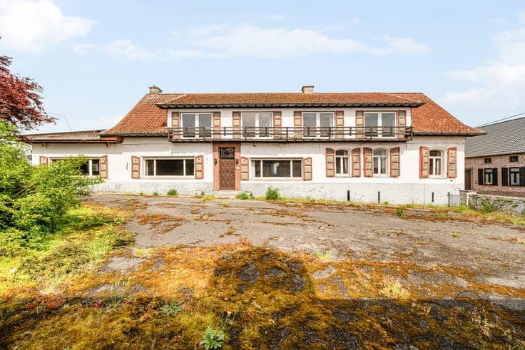 Charming farmhouse with lots of potential, in need of renova