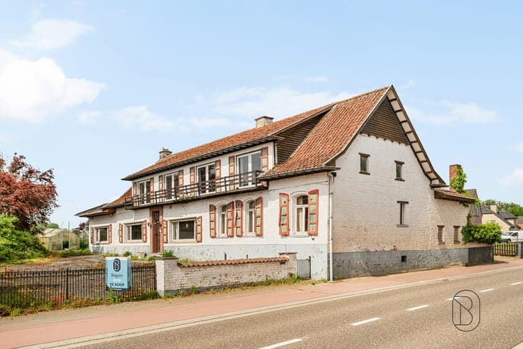 Charming farmhouse with lots of potential, in need of renova