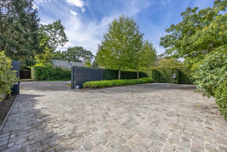 High-quality finished villa in green Schoten