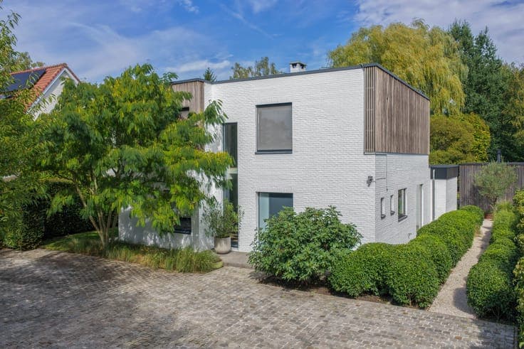 High-quality finished villa in green Schoten