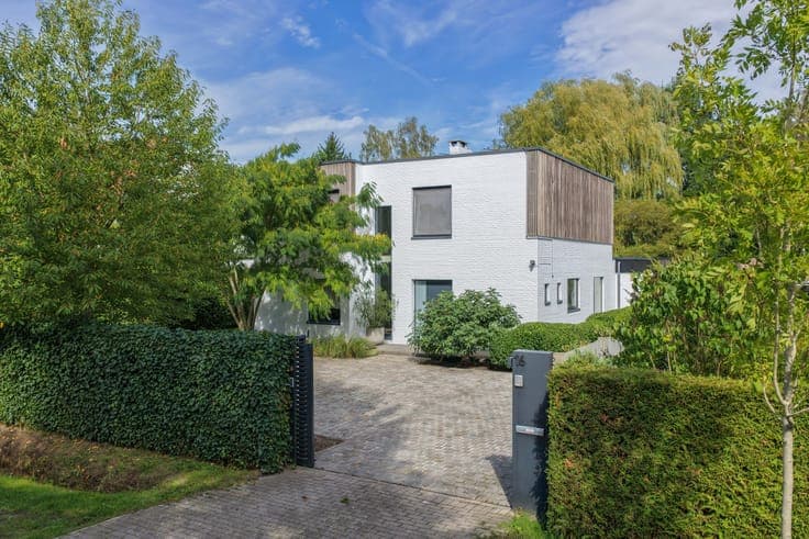 High-quality finished villa in green Schoten