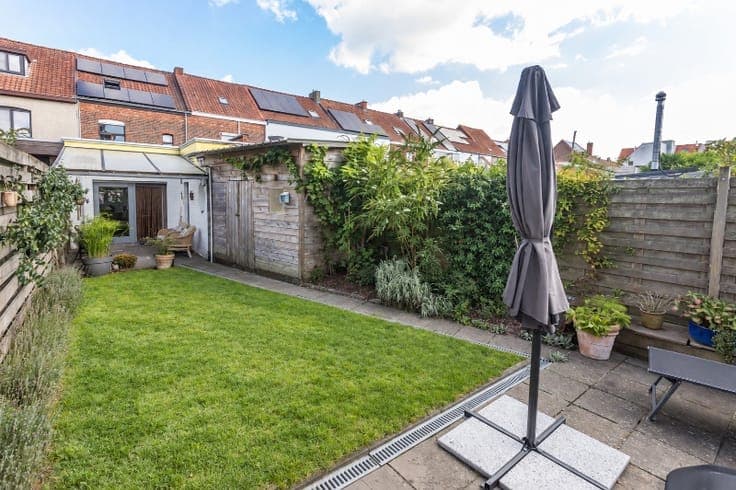 Stasegem: Ruime instapklare woning met 4 slaapkamers, 2 b...