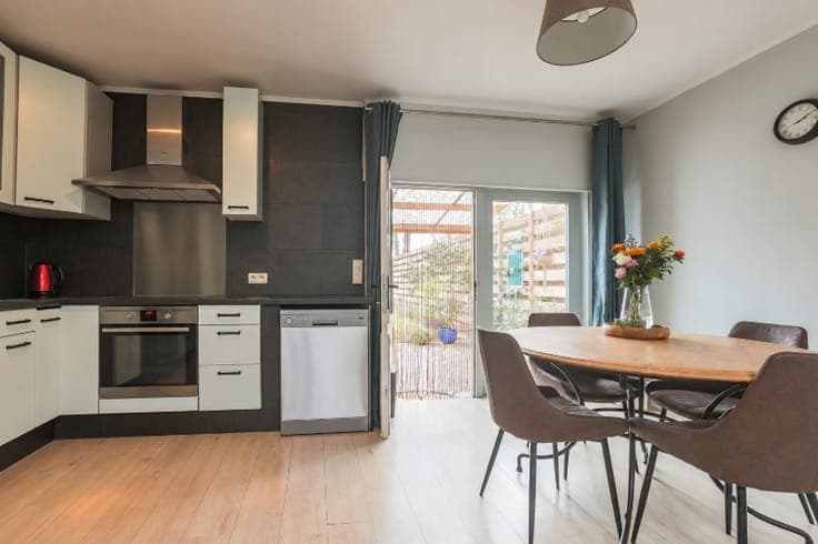 Stasegem: Ruime instapklare woning met 4 slaapkamers, 2 b...