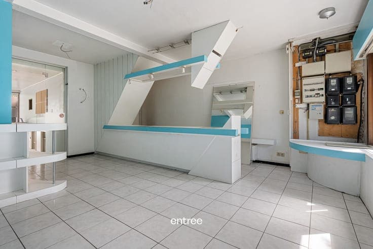 Commercial house to renovate with adjoining residential func