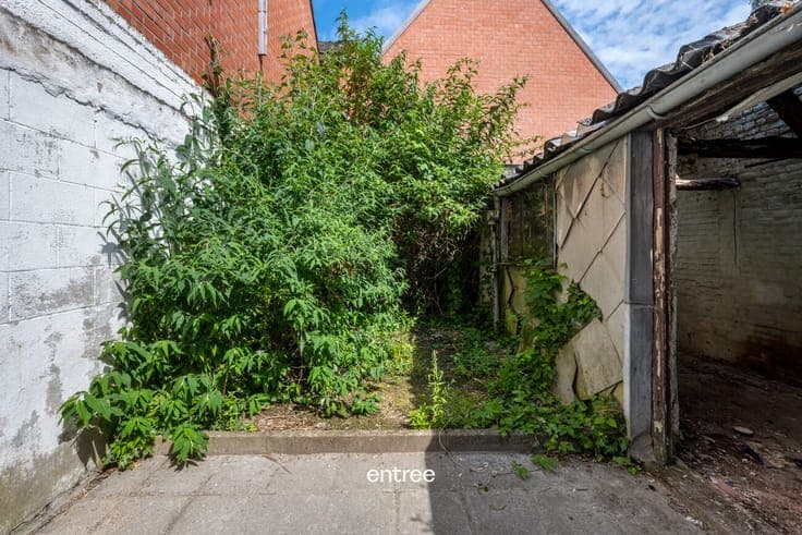 Commercial house to renovate with adjoining residential func