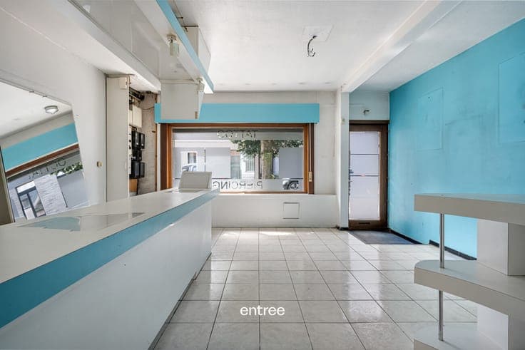 Commercial house to renovate with adjoining residential func