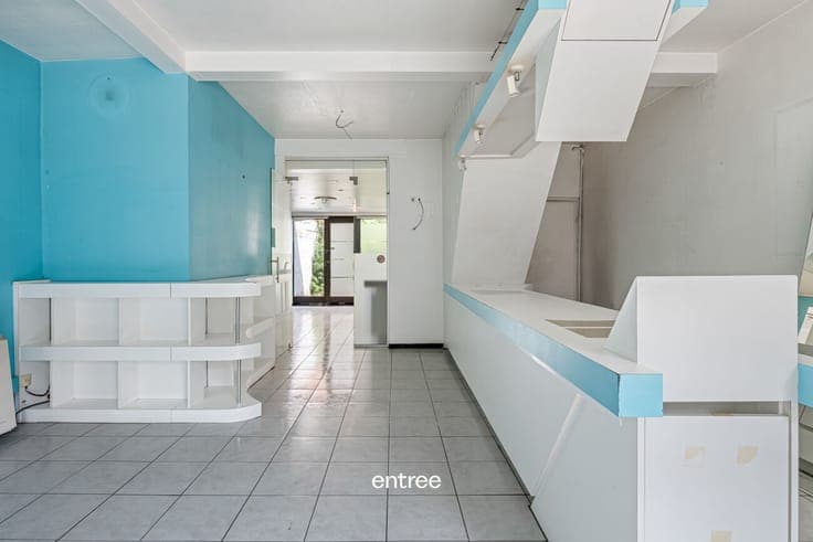 Commercial house to renovate with adjoining residential func