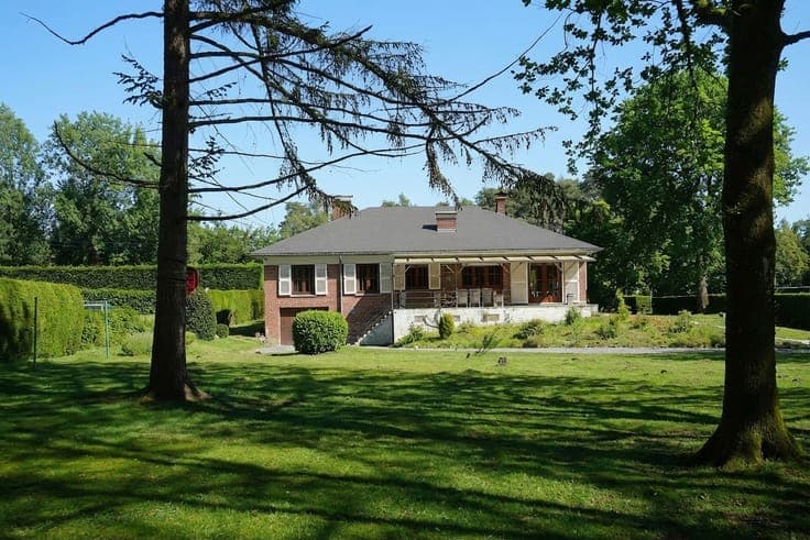 Single-storey villa set on a beautifully wooded plot of 2,24