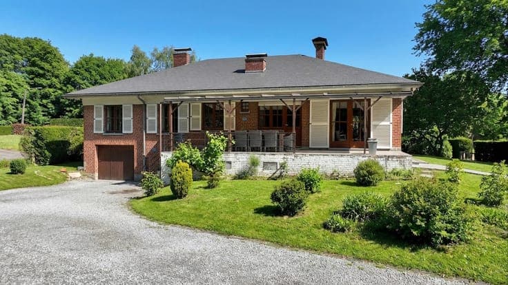 Single-storey villa set on a beautifully wooded plot of 2,24
