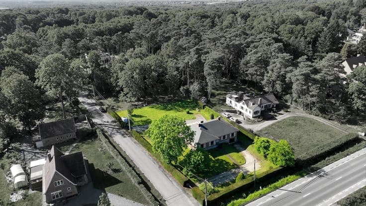 Single-storey villa set on a beautifully wooded plot of 2,24