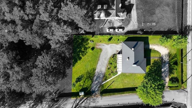 Single-storey villa set on a beautifully wooded plot of 2,24