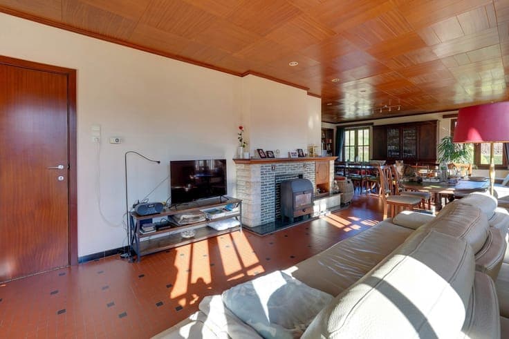 Single-storey villa set on a beautifully wooded plot of 2,24