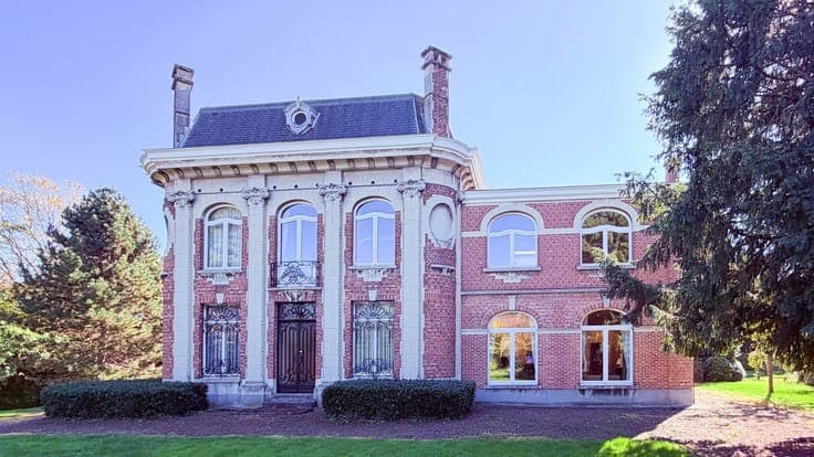 Stately Art Deco townhouse with caretaker’s accommodation on