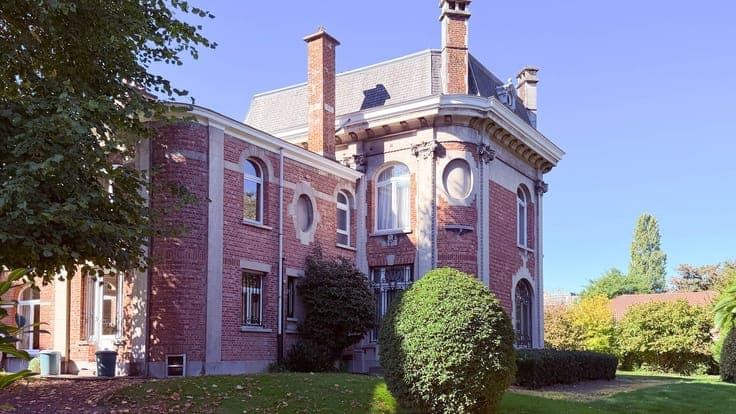 Stately Art Deco townhouse with caretaker’s accommodation on