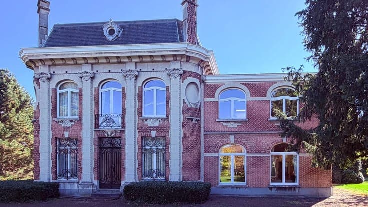 Stately Art Deco townhouse with caretaker’s accommodation on