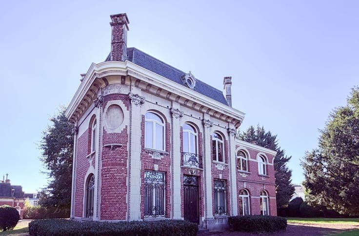 Stately Art Deco townhouse with caretaker’s accommodation on