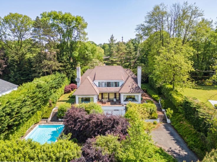 Very beautiful classic villa on ±23 ares, south-facing