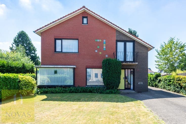 Op heel fijne locatie, 4 slaapkamers, 10are30ca, aan rand...