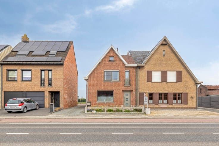 Solid 3-story house in a central location