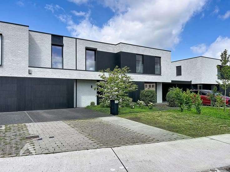 Beautiful home with 3 bedrooms, garage