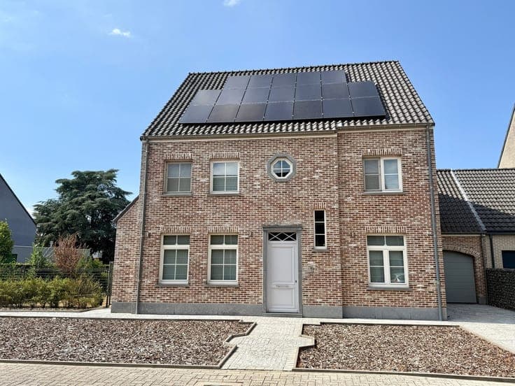 PRACHTIGE VILLA A OP RUIM PERCEEL VAN 880 M²