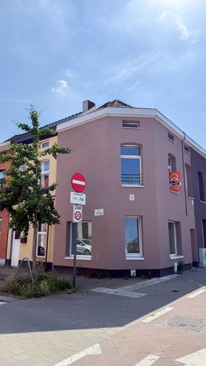 Gerenoveerde lichtrijke hoekwoning aan het water