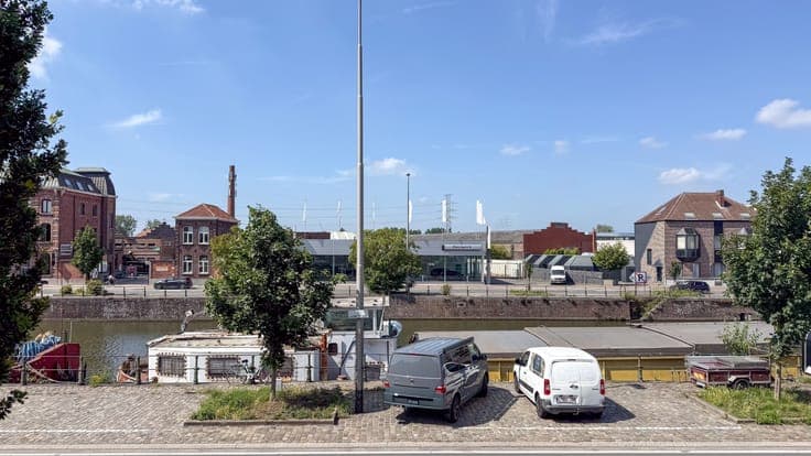 Gerenoveerde lichtrijke hoekwoning aan het water