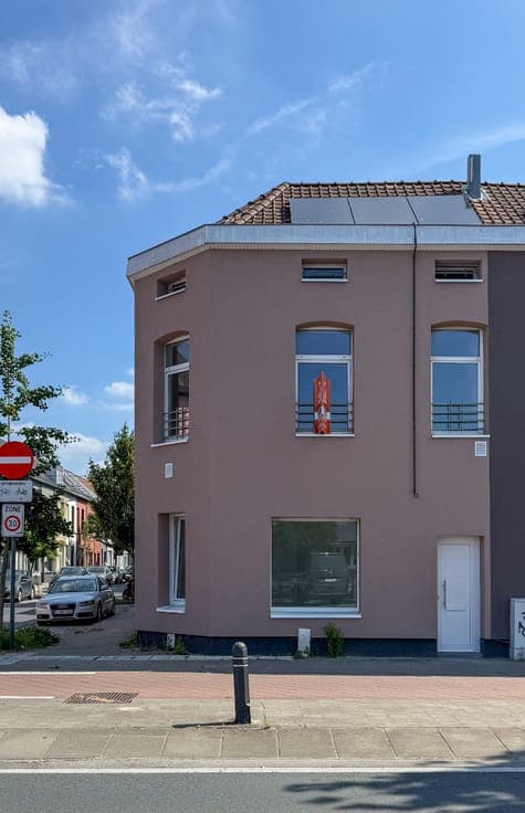 Gerenoveerde lichtrijke hoekwoning aan het water
