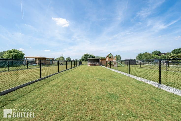 Hedendaagse BEN-woning met 4 slaapkamers, tuin en carport.
